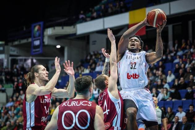 MONS, BELGIUM - FEBRUARY 25 Retin Obasohan of Belgium battles for the ball with Rodions Kurucs of Latvia during the FIBA Man s World Cup 2023 Qualifiers match between Belgium and Latvia on February 25, 2022 in Mons, Belgium, 25 02 2022 ( Belgium v Latvia - FIBA Man s EuroBasket 2023 Qualifiers World Cup PhotoNews Panoramic 