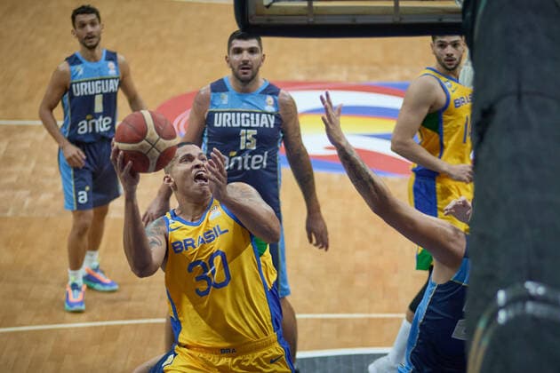 February 25, 2022, Franca, Sao Paulo, Brazil: Brazil s Rafael Hettsheimeir (L) during a match between Brazil and Uruguay for the FIBA Basketball World Cup 2023 Americas Qualifiers, at Pedro Morilla Fuentes Gymnasium. Franca Brazil - ZUMAv129 20220225_znp_v129_009 Copyright: xIgorxDoxValex