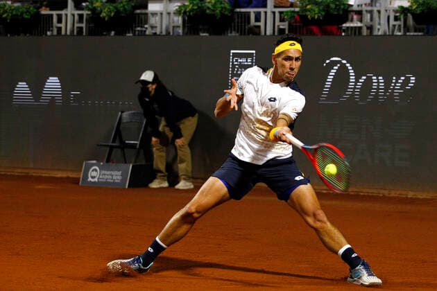 Tenis, Alejandro Tabilo vs Miomir Kecmanovic El tenista Alejandro Tabilo de Chile regresa la bola de Miomir Kecmanovic de serbia por el ATP, Tennis Herren 250 de Santiago 2022 en el Club San Carlos de Apoquindo en Santiago, Chile. 25 02 2022 Felipe Zanca Photosport Tennis, Alejandro Tabilo vs Miomir Kecmanovic The tennis player Alejandro Tabilo of Chile return the ball of Miomir Kecmanovic de serbia in the match for the ATP 250 Santiago 2022 at the Club San Carlos de Apoquindo in Santiago, Chile. 25 02 2022 Felipe Zanca Photosport Alejandro Tabilo vs Miomir Kecmanovic, ATP 250 Santiago 2022