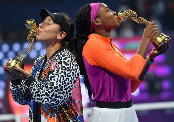 Sport Bilder des Tages (220226) -- DOHA, Feb. 26, 2022 -- Cori Gauff (R) and Jessica Pegula of the United States pose with their trophies after the doubles final of the WTA, Tennis Damen Qatar Open tennis tournament against Veronica Kudermetova of Russia and Elise Mertens of Belgium in Doha, capital of Qatar, Feb. 25, 2022. (Photo by Xinhua) (SP)QATAR-DOHA-TENNIS-WTA QATAR OPEN-FINAL Nikku 