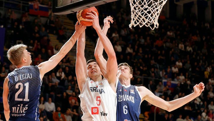 (220226) -- BELGRADE, Feb. 26, 2022 -- Serbia s Balsa Koprivica (C) vies with Slovakia s Marek Dolezaj (L) and Michael Fusek during their FIBA Basketball World Cup 2023 qualifying match in Belgrade, Serbia on Feb. 25, 2022. (Photo by Xinhua) (SP)SERBIA-BELGRADE-BASKETBALL-FIBA-SERBIA VS SLOVAKIA PredragxMilosavljevic 