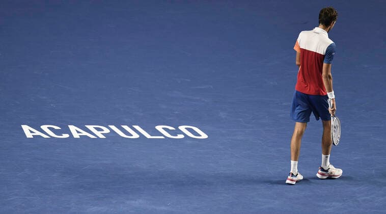 (220226) -- ACAPULCO, Feb. 26, 2022 -- Daniil Medvedev of Russia reacts during the men s singles semifinal match against Rafael Nadal of Spain at the 2022 ATP, Tennis Herren Mexican Open tennis tournament in Acapulco, Mexico, Feb. 25, 2022. ) (SP)MEXICO-ACAPULCO-TENNIS-ATP-MEXICAN OPEN-SEMIFINALS XinxYuewei 