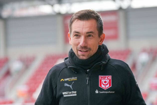 Andre Meyer HFC, Head Coach , Hallescher FC vs SV Waldhof Mannheim, Football, 3 Liga, 28 Matchday, 2021 2022, 26 02 2022, DFB DFL REGULATES PROHIBIT ANY USE OF PHOTOGRAPHS AS IMAGE SEQUENCES AND OR QUASI VIDEO, Hallescher FC vs SV Waldhof Mannheim, Football, 3 Liga, 28 Matchday, 2021 2022, 26 02 2022, Halle Saale Copyright: xEibner-Pressefoto EckehardxSchulzx ep_eer
