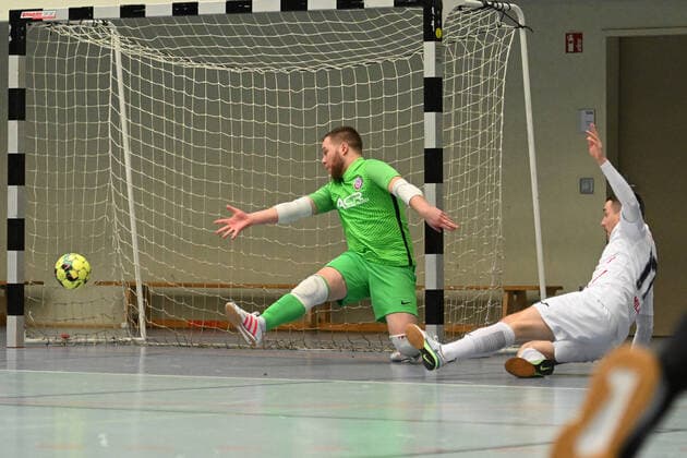 Futsal I Men I Season 2021 2022 I Bundesliga I 14 Matchday I WAKKA Eagles HOT 05 Futsal I 26 02 2022 Jean Michel Göde 61, Wakka Eagles holds the ball from Ondrej Mica 17, HOT 05 Futsal Harburg Neugraben CU Arena Hamburg Germany Copyright: xLobeca AndreasxHannigx