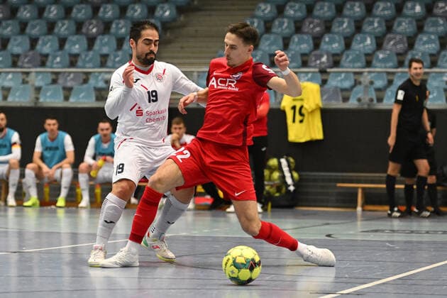 Futsal I Men I Season 2021 2022 I Bundesliga I 14 Matchday I WAKKA Eagles HOT 05 Futsal I 26 02 2022 Kennedy Ribeiro 19, HOT 05 Futsal against Malik Hadziavdic 22, Wakka Eagles Harburg Neugraben CU Arena Hamburg Germany Copyright: xLobeca AndreasxHannigx