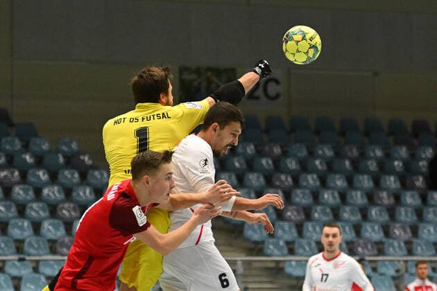 Futsal I men I season 2021 2022 I Bundesliga I 14 match day I WAKKA Eagles HOT 05 Futsal I 26 02 2022 Jonny Vavreke 1, HOT 05 Futsal fists the ball away from Tarik Hadziavdic 11, Wakka Eagles Durim Elezi 6, HOT 05 Futsal blocks Harburg Neugraben CU Arena Hamburg Germany Copyright: xLobeca AndreasxHannigx