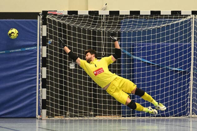Futsal I men I season 2021 2022 I Bundesliga I 14 match day I WAKKA Eagles HOT 05 Futsal I 26 02 2022 Jonny Vavreke 1, HOT 05 Futsal jumps for nothing the penalty kick by Theodoros Ganitis 15, Wakka Eagles missed Harburg Neugraben CU Arena Hamburg Germany Copyright: xLobeca AndreasxHannigx