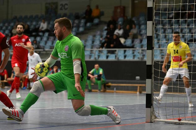 Futsal I Men I Season 2021 2022 I Bundesliga I 14 Matchday I WAKKA Eagles HOT 05 Futsal I 26 02 2022 Jean Michel Göde 61, Wakka Eagles holds the ball in the background lurks Gabriel Oliveira 14, HOT 05 Futsal Harburg Neugraben CU Arena Hamburg Germany Copyright: xLobeca AndreasxHannigx