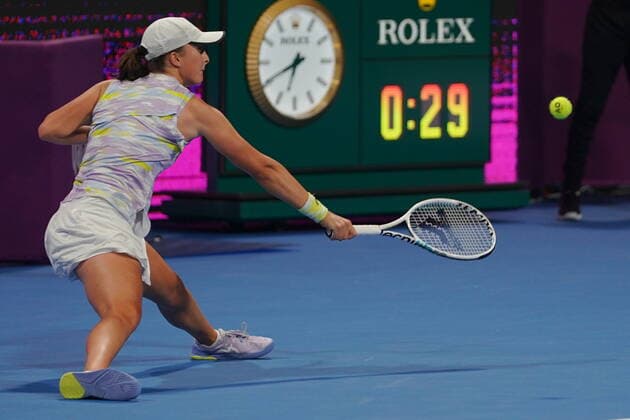 Doha, 26.02.2022 TENNIS WOMEN TOURNAMENT WTA, Tennis Damen 1000 DOHA QATAR TOTAL ENERGIES OPEN NZ Iga Swiatek FOT. Dominik Buszek 400mm NEWSPIX.PL --- Newspix.pl  20220226_BUSZEK_254