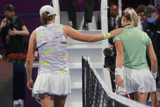 Doha, 26.02.2022 TENNIS WOMEN TOURNAMENT WTA, Tennis Damen 1000 DOHA QATAR TOTAL ENERGIES OPEN NZ Anett Kontaveit Iga Swiatek FOT. Dominik Buszek 400mm NEWSPIX.PL --- Newspix.pl  20220226_BUSZEK_270