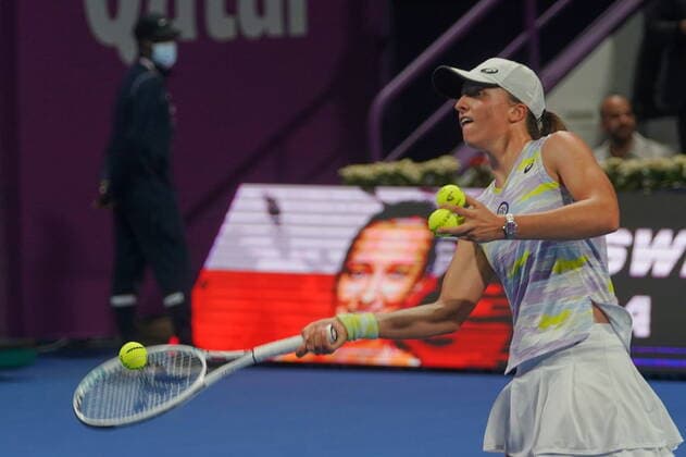 Doha, 26.02.2022 TENNIS WOMEN TOURNAMENT WTA, Tennis Damen 1000 DOHA QATAR TOTAL ENERGIES OPEN NZ Iga Swiatek FOT. Dominik Buszek 400mm NEWSPIX.PL --- Newspix.pl  20220226_BUSZEK_272