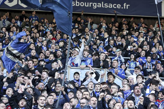 Supporters de l equipe Strasbourg - ambiance FOOTBALL : Strasbourg vs Nice - Ligue 1 - Strasbourg - 26 02 2022 ElyxandroCegarra Panoramic 