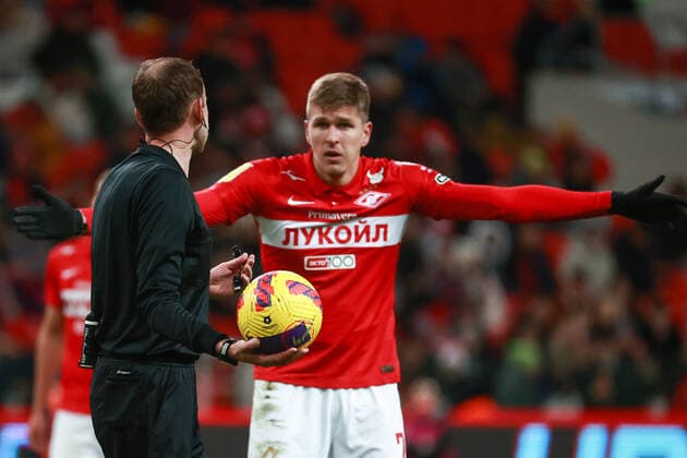 MOSCOW, RUSSIA - FEBRUARY 26, 2022: Chief referee Vitaly Meshkov talks to Spartak s Alexander Sobolev in the 2021 22 Russian Football Premier League Round 19 football match between Spartak Moscow and CSKA Moscow at Otkrytie Bank Arena. Sergei Fadeichev TASS  TS1258A6