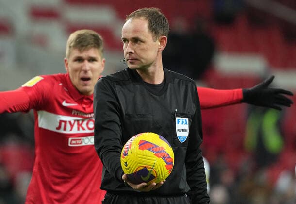 Russia Soccer Premier-League Spartak - CSKA 8127537 26.02.2022 Spartak s Alexander Sobolev argues with referee Vitaly Meshkov during the Russian Premier League soccer match between Spartak Moscow and CSKA Moscow, in Moscow, Russia. Alexander Vilf Sputnik Moscow Russia  Copyright: xAlexanderxVilfx