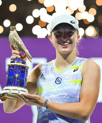 (220227) -- DOHA, Feb. 27, 2022 -- Iga Swiatek of Poland poses for photos during the award ceremony of WTA, Tennis Damen Qatar Open tennis tournament at the Khalifa International Tennis Complex in Doha, capital of Qatar, Feb. 26, 2022. (Photo by Nikku Xinhua) (SP)QATAR-DOHA-TENNIS-WTA-FINAL yangyuanyong 