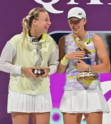 (220227) -- DOHA, Feb. 27, 2022 -- Iga Swiatek (R) of Poland and Anett Kontaveit of Estonia pose for photos during the award ceremony of WTA, Tennis Damen Qatar Open tennis tournament at the Khalifa International Tennis Complex in Doha, capital of Qatar, Feb. 26, 2022. (Photo by Nikku Xinhua) (SP)QATAR-DOHA-TENNIS-WTA-FINAL yangyuanyong 