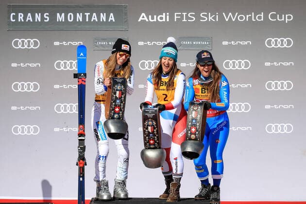 Bilder des Jahres 2022, Sport 02 Februar Sport Themen der Woche KW08 ALPINE SKIING - FIS WC Crans Montana CRANS MONTANA,SWITZERLAND,27.FEB.22 - ALPINE SKIING - FIS World Cup, downhill, ladies. Image shows the rejoicing of Ester Ledecka (CZE), Priska Nufer (SUI) and Sofia Goggia (ITA). Keywords: trophy.  GEPAxpictures xMarioxBuehner