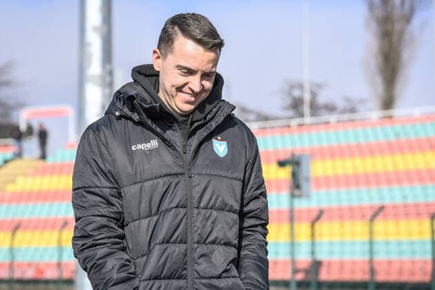 27 02 2022, xlakx, football 3 league, Viktoria Berlin SC Freiburg U23 emspor, v l David Pietrzyk FC Viktoria 1889 Berlin coach with a smile before the game DFL DFB REGULATES PROHIBIT ANY USE OF PHOTOGRAPHS as IMAGE SEQUENCES and or QUASI VIDEO Berlin