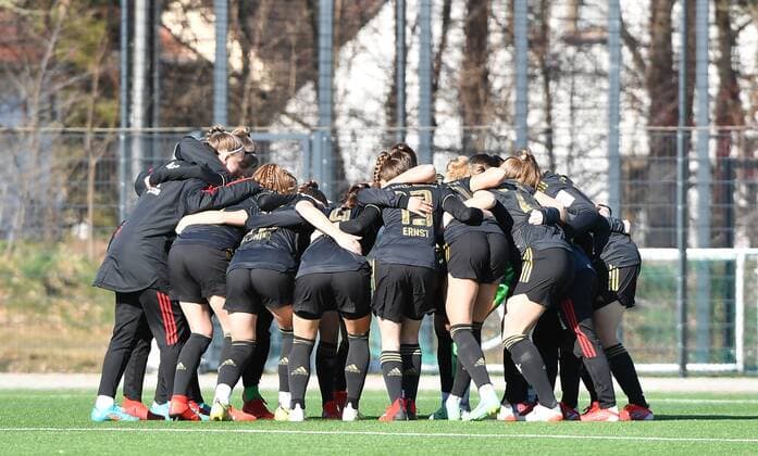 27 02 2022 soccer season 2021 2022 2 women soccer Bundesliga 14 matchday 1 FC Nürnberg FCN club FCB FC Bayern München II sports photo zinc MeZi team circle Munich before start of match