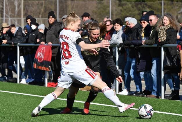 27 02 2022 Football Season 2021 2022 2 Women Football Bundesliga 14 Matchday 1 FC Nürnberg FCN Club FCB FC Bayern München II Sportfoto Zink MeZi Franziska Mai 18, 1 FC Nürnberg FCN, left Carlotta Schwoerer 18, FC Bayern München II