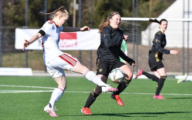 27 02 2022 soccer season 2021 2022 2 women soccer Bundesliga 14 matchday 1 FC Nürnberg FCN club FCB FC Bayern München II sports photo zinc MeZi Franziska Mai 18, 1 FC Nürnberg FCN, left Carlotta Schwoerer 18, FC Bayern München II
