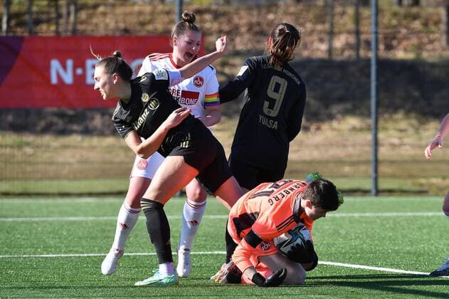 27 02 2022 football season 2021 2022 2 womens football Bundesliga 14 matchday 1 FC Nürnberg FCN club FCB FC Bayern München II sports photo zinc MeZi Celia Steinert 25, 1 FC Nürnberg FCN, right holds penalty kick penalty kick by Jana Kappes 20, FC Bayern München II