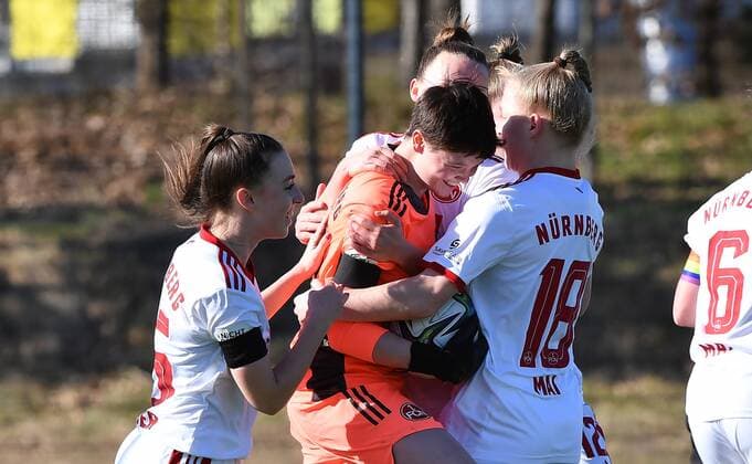 27 02 2022 Football Season 2021 2022 2 Women Football Bundesliga 14 Matchday 1 FC Nürnberg FCN Club FCB FC Bayern München II Sportfoto Zink MeZi Jubel Freude bei Nürnberg nach gehaltenem Elfmeter Strafstoß von Celia Steinert 25, 1 FC Nürnberg FCN mit Rebekka Salfelder 15, 1 FC Nürnberg FCN, links Franziska Mai 18, 1 FC Nürnberg FCN, rechts
