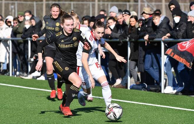 27 02 2022 football season 2021 2022 2 women football Bundesliga 14 matchday 1 FC Nürnberg FCN club FCB FC Bayern München II sports photo zinc MeZi Sarah Ernst 13, FC Bayern München II, left Rebekka Salfelder 15, 1 FC Nürnberg FCN