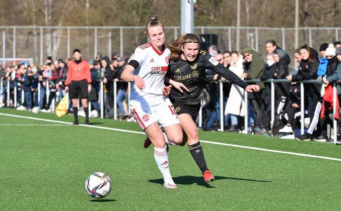 27 02 2022 Football Season 2021 2022 2 Women Football Bundesliga 14 Matchday 1 FC Nürnberg FCN Club FCB FC Bayern München II Sportfoto Zink MeZi Amelie Thöle Thoele 12, 1 FC Nürnberg FCN, left Carlotta Schwoerer 18, FC Bayern München II