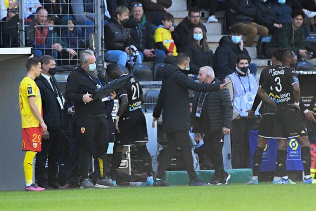 Carton rouge de Thomas Leonard ( arbitre ) pour Mohamed Ali Cho ( 21 - Angers ) - FOOTBALL : Angers vs Lens - Ligue 1 - 27 02 2022 FedericoPestellini Panoramic 