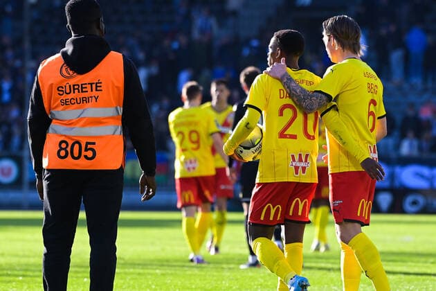 Fin du match - Joie des joueurs de l equipe Lens apres sa victoire - David Pereira ( 20 - Lens ) - Patrick BERG ( 6 - Lens ) - FOOTBALL : Angers vs Lens - Ligue 1 - 27 02 2022 FedericoPestellini Panoramic 