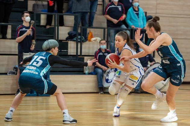 Halle, Germany 27 February 2022 1 BBL Women 2021 2022 Gisa Lions SV Halle vs Eisvoegel USC Freiburg v li in duel Shiori Yasuma Freiburg , Laura Schinkel Halle and Luisa Marie Nufer Freiburg SWH arena Sachsen Anhalt Copyright: xFotostandx xxBallaschx
