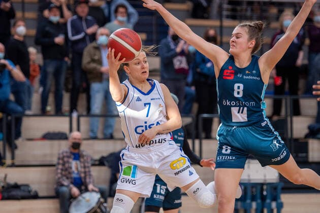 Halle, Germany 27 February 2022 1 BBL Women 2021 2022 Gisa Lions SV Halle vs Eisvoegel USC Freiburg v li in duel Laura Schinkel Halle and Luisa Marie Nufer Freiburg SWH arena Saxony Anhalt Copyright: xFotostandx xxBallaschx