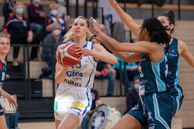 Halle, Germany 27 February 2022 1 BBL women 2021 2022 Gisa Lions SV Halle vs Eisvoegel USC Freiburg v li in duel Meret Kleine Beek Halle and Christa Reed Freiburg SWH arena Sachsen Anhalt Copyright: xFotostandx xxBallaschx