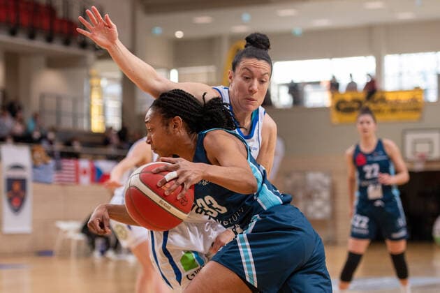 Halle, Germany 27 February 2022 1 BBL women 2021 2022 Gisa Lions SV Halle vs Eisvoegel USC Freiburg v li in duel Christa Reed Freiburg and Eilidh Simpson Halle SWH arena Saxony Anhalt Copyright: xFotostandx xxBallaschx