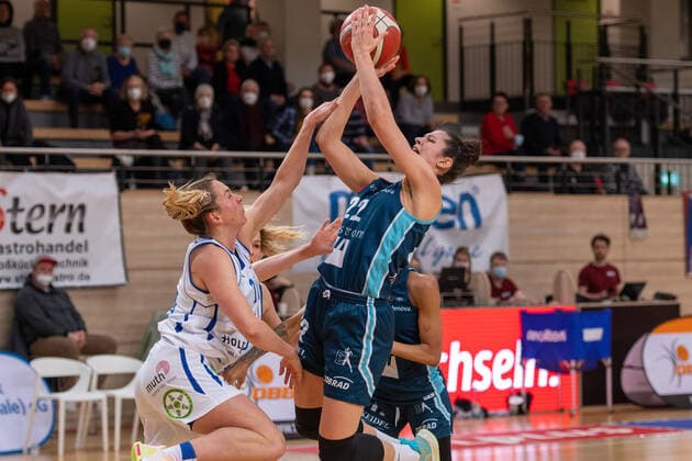 Halle, Germany 27 February 2022 1 BBL Women 2021 2022 Gisa Lions SV Halle vs Eisvoegel USC Freiburg v li in duel Barbora Kasparkova Halle and Andjelina Radic Freiburg SWH arena Sachsen Anhalt Copyright: xFotostandx xxBallaschx