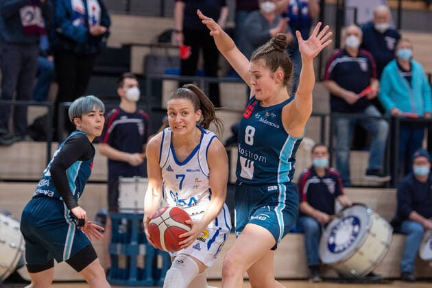 Halle, Germany 27 February 2022 1 BBL Women 2021 2022 Gisa Lions SV Halle vs Eisvoegel USC Freiburg v li in duel Laura Schinkel Halle and Luisa Marie Nufer Freiburg SWH arena Saxony Anhalt Copyright: xFotostandx xxBallaschx