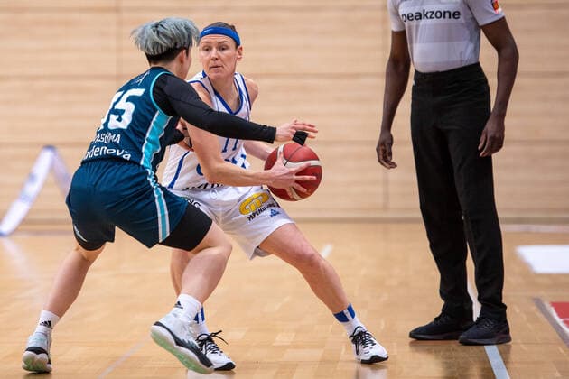 Halle, Germany 27 February 2022 1 BBL women 2021 2022 Gisa Lions SV Halle vs Eisvoegel USC Freiburg v li in duel Shiori Yasuma Freiburg and Rachael Vanderwal Halle SWH arena Saxony Anhalt Copyright: xFotostandx xxBallaschx