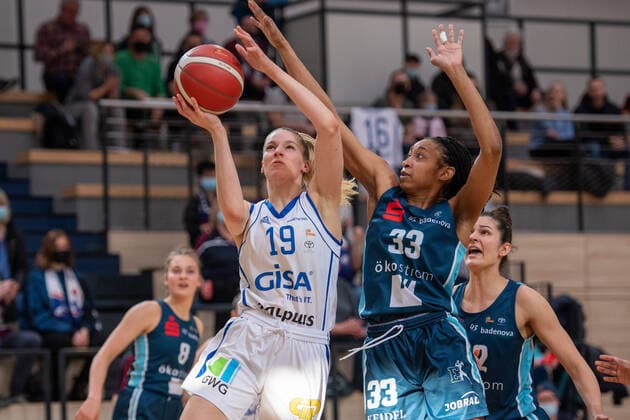 Halle, Germany 27 February 2022 1 BBL Women 2021 2022 Gisa Lions SV Halle vs Eisvoegel USC Freiburg v li in duel Meret Kleine Beek Halle and Christa Reed Freiburg SWH arena Sachsen Anhalt Copyright: xFotostandx xxBallaschx