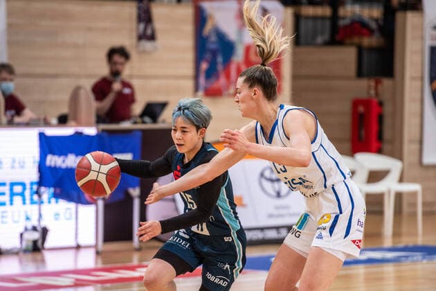 Halle, Germany 27 February 2022 1 BBL women 2021 2022 Gisa Lions SV Halle vs Eisvoegel USC Freiburg v li in duel Shiori Yasuma Freiburg and Meret Kleine Beek Halle SWH arena Saxony Anhalt Copyright: xFotostandx xxBallaschx