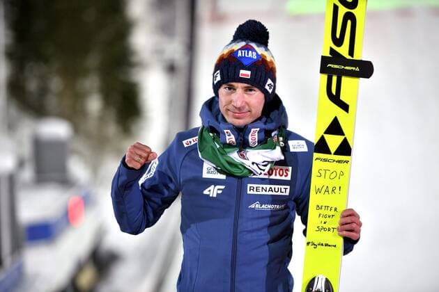 Bilder des Jahres 2022, Sport 02 Februar Sport Themen der Woche KW08 Kamil Stoch of Poland competes with Stop War written on his ski during HS130 Ski jumping, Skispringen, Ski, nordisch event at the FIS Nordic World Cup Lahti Ski Games in Lahti, Finland, on February 27, 2022. Lahti Finland LKFTVX20220227182945ANTW  Copyright: xAnttixYrjönenx