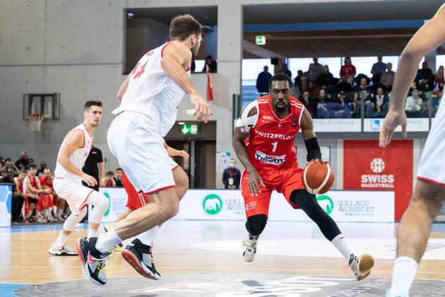 27 02 2022, Fribourg, Hall St Leonard, FIBA Men x92 s EuroBasket 2025 Pre Qualification Switzerland Austria, 1 Michel Ofik Nzege Switzerland face Ã 14 Jozo Rados Austria Fribourg Hall St Leonard Fribourg Switzerland  Copyright: xJustPictures.ch SirianexDavetx