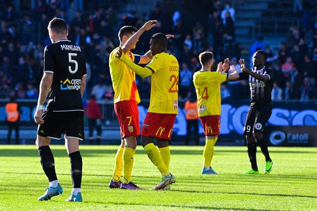 Fin du match - Joie des joueurs de l equipe Lens apres sa victoire - Cheick Oumar DOUCOURE ( 28 - Lens ) - Florian SOTOCA ( 7 - Lens ) - FOOTBALL : Angers vs Lens - Ligue 1 - 27 02 2022 FedericoPestellini Panoramic 