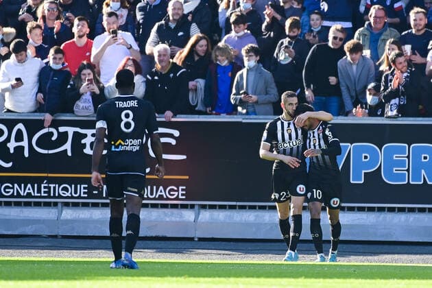 Joie des joueurs de l equipe Angers apres le but de FULGINI Angelo ( 10 - Angers ) - Nabil BENTALEB ( 23 - Angers ) - FOOTBALL : Angers vs Lens - Ligue 1 - 27 02 2022 FedericoPestellini Panoramic 