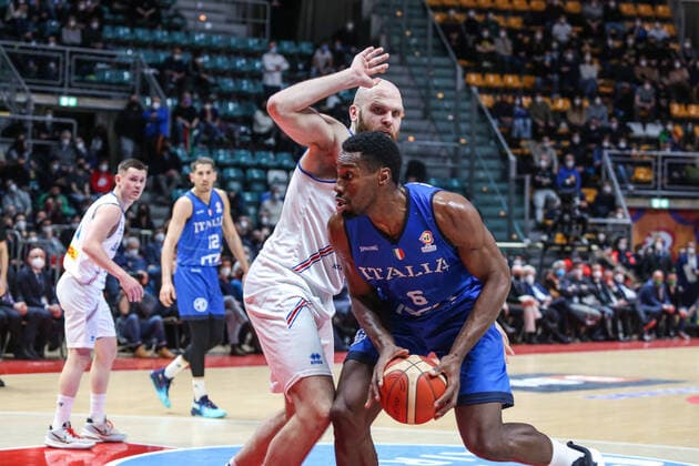 February 27, 2022, Bologna, Italy: Bologna, Italy, PalaDozza, February 27, 2022, Paul Biligha (ITALY) and Sigurdur Gunnar Thorsteinsson (ICELAND) in action during FIBA World Cup Qualifiers - Italy vs Iceland - Iternational Basketball Teams. Iternational Basketball Teams - FIBA World Cup Qualifiers - Italy vs Iceland, Bologna, Italy - ZUMAl164 20220227_zsa_l164_557 Copyright: xDavidexDixLallax