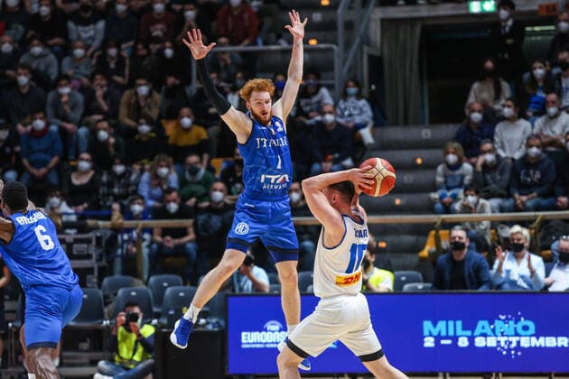 February 27, 2022, Bologna, Italy: Bologna, Italy, PalaDozza, February 27, 2022, Elvar Fridriksson (ICELAND) and Nico Mannion (ITALY) in action during the qualify for the FIBA Basketball World Cup 2023 during FIBA World Cup Qualifiers - Italy vs Iceland - Iternational Basketball Teams. Iternational Basketball Teams - FIBA World Cup Qualifiers - Italy vs Iceland, Bologna, Italy - ZUMAl164 20220227_zsa_l164_558 Copyright: xDavidexDixLallax
