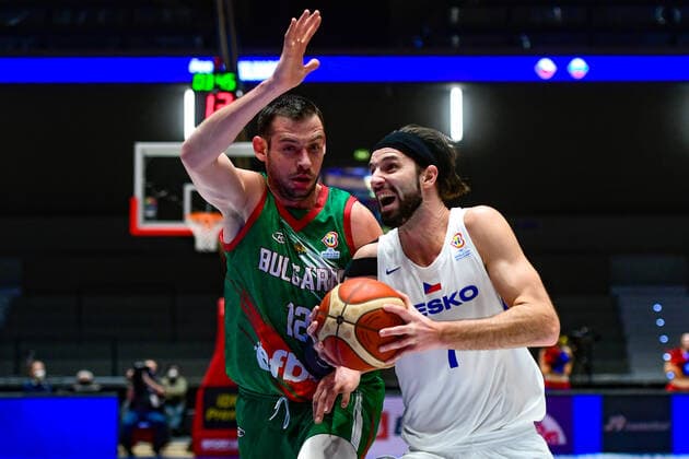 Aleksandar Yanev of Bulgaria, left, and Vojtech Hruban of Czech Republic in action during the men’s basketball qualification match for the 2023 World Championship, WM, Weltmeisterschaft Czech Republic vs Bulgaria in Pardubice, Czech Republic, February 27, 2022. (CTKxPhoto DavidxTanecek) CTKPhotoP2022022708517  TAD 002
