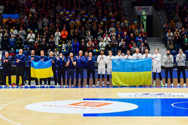 Czech players with Ukraine flag before the men’s basketball qualification match for the 2023 World Championship, WM, Weltmeisterschaft Czech Republic vs Bulgaria in Pardubice, Czech Republic, February 27, 2022. (CTKxPhoto DavidxTanecek) CTKPhotoP2022022709824  TAD 024k