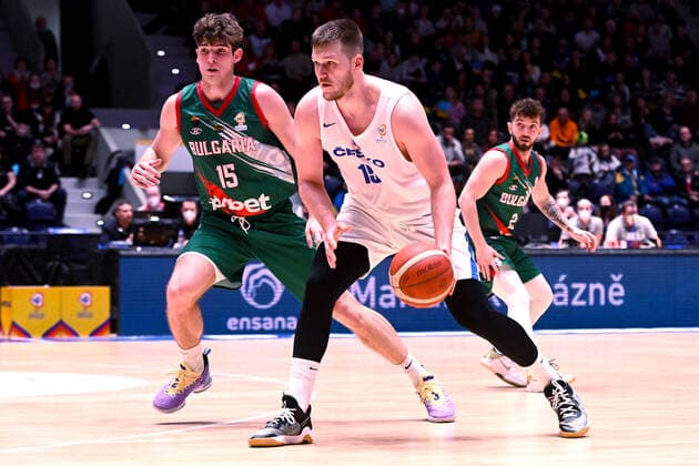 Konstantin Kostadinov of Bulgaria, left, and Martin Peterka of Czech Republic in action during the men’s basketball qualification match for the 2023 World Championship, WM, Weltmeisterschaft Czech Republic vs Bulgaria in Pardubice, Czech Republic, February 27, 2022. (CTKxPhoto DavidxTanecek) CTKPhotoP2022022709946  TAD 025k
