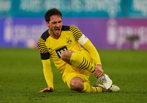 Sport Bilder des Tages Mats HUMMELS, BVB 15 injury in the match FC AUGSBURG - BORUSSIA DORTMUND 1-1 1.German Football League on Feb 27, 2022 in Augsburg, Germany Season 2021 2022, matchday 24, 1.Bundesliga, 24.Spieltag.
